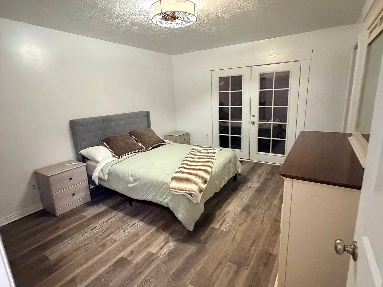 3 bed, 2000 sqft, $3,000 — Photo 1