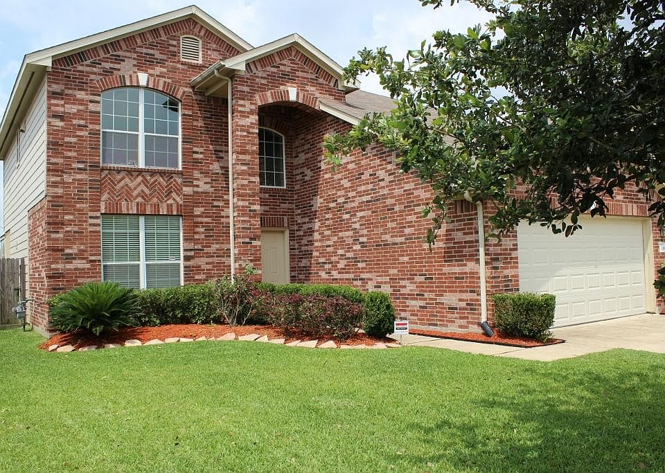 Front view, very nice curb appeal!