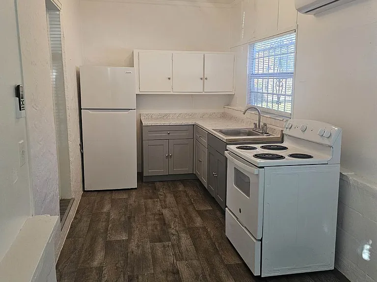 501 Avenue L NE #501A — Photo 1