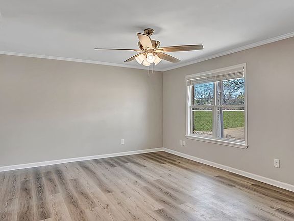 5th image of 216 Leslie Hwy
