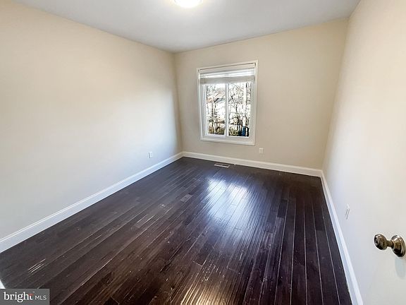 5th image of 2910 Cambridge Dr