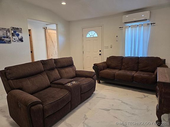 5th image of 802 W Adams Ave