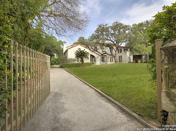 3rd image of 207 Laurel Heights Pl
