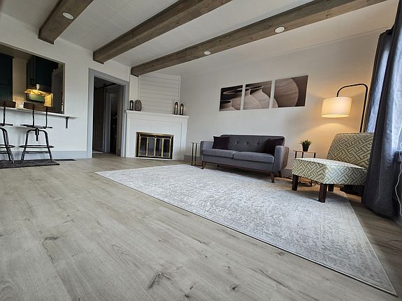 Livingroom / Breakfast Nook