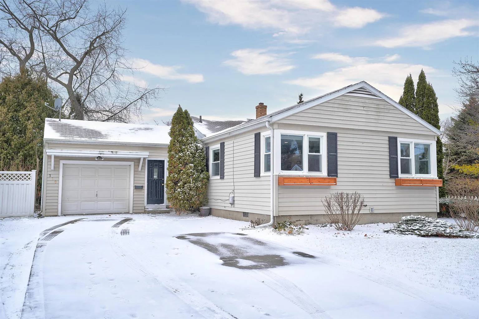 310 Burns St photo 1