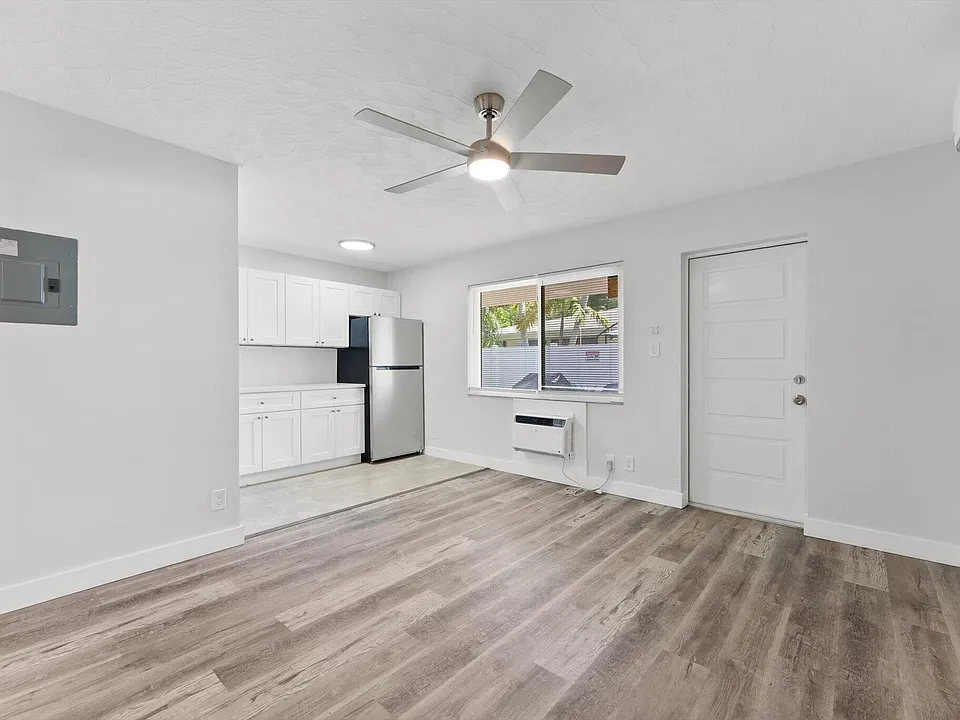 1632 NE 4th Pl #2