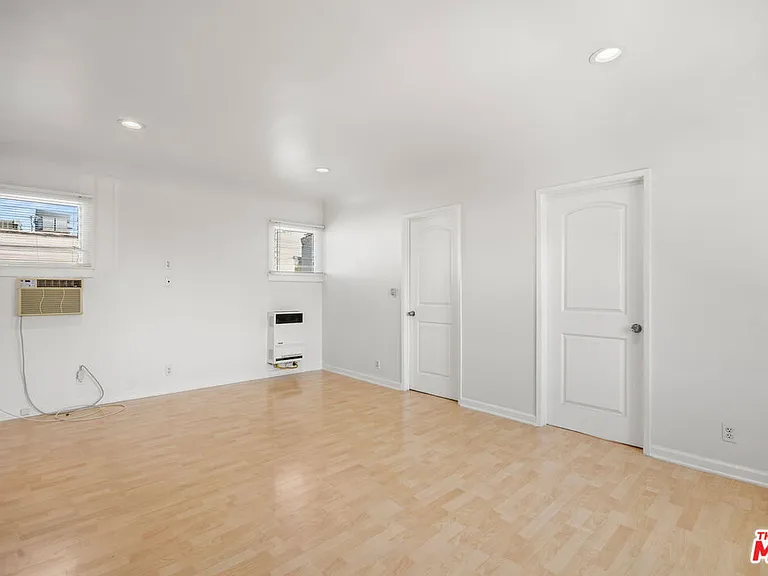 435 1/2 W Elk Ave #435 — Photo 4
