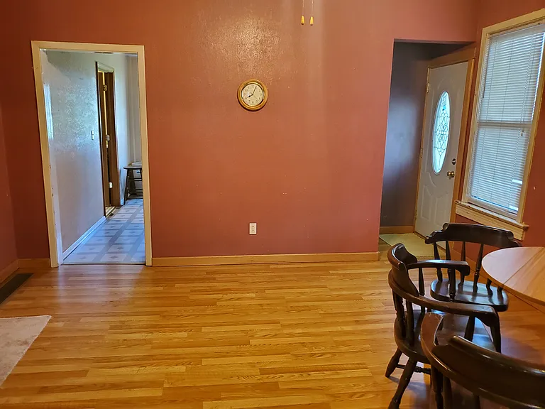 105 Franklin St W — Photo 9