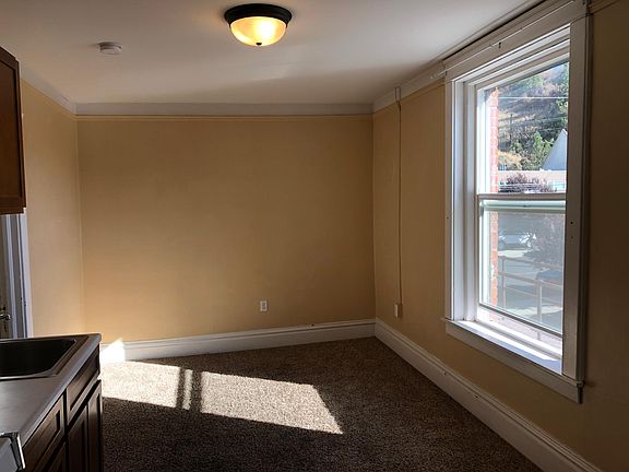 4th image of 112 1/2 E Spring St APT L