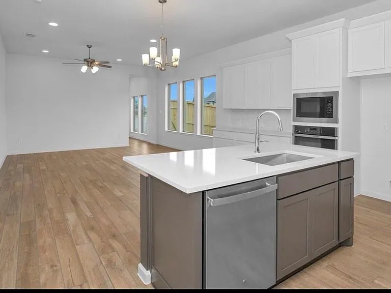 303 Eileen Dr — Photo 4