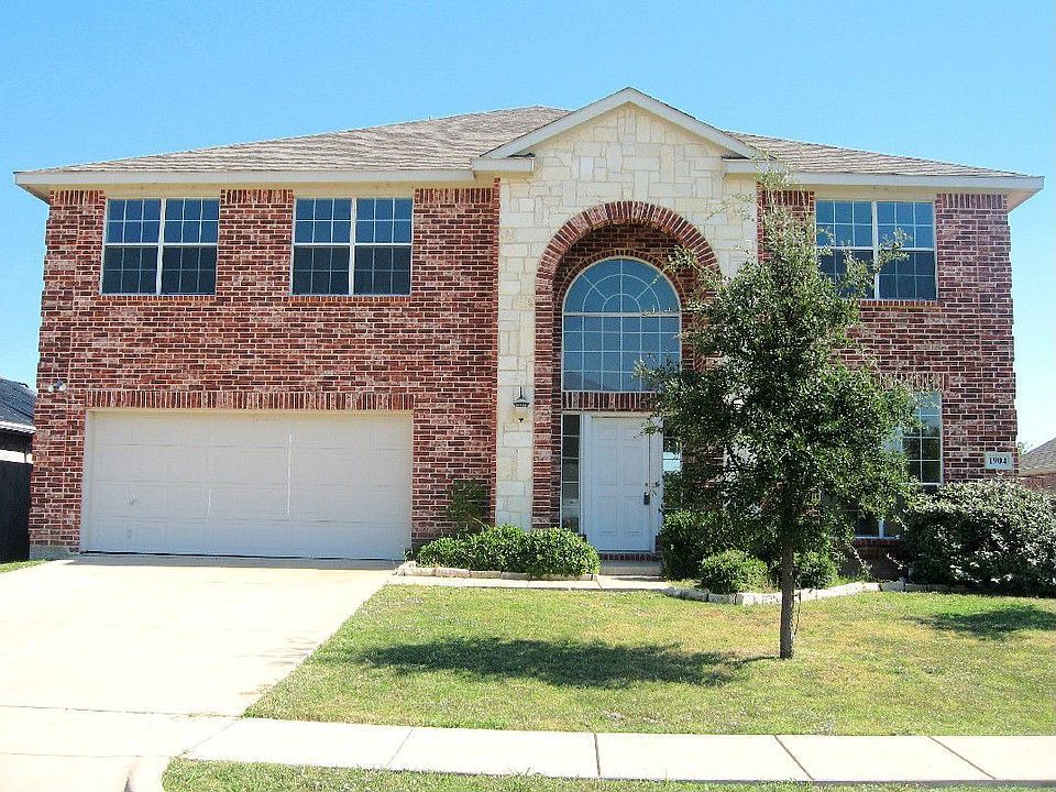 over 4200sqft! 2 master suites!Pool!