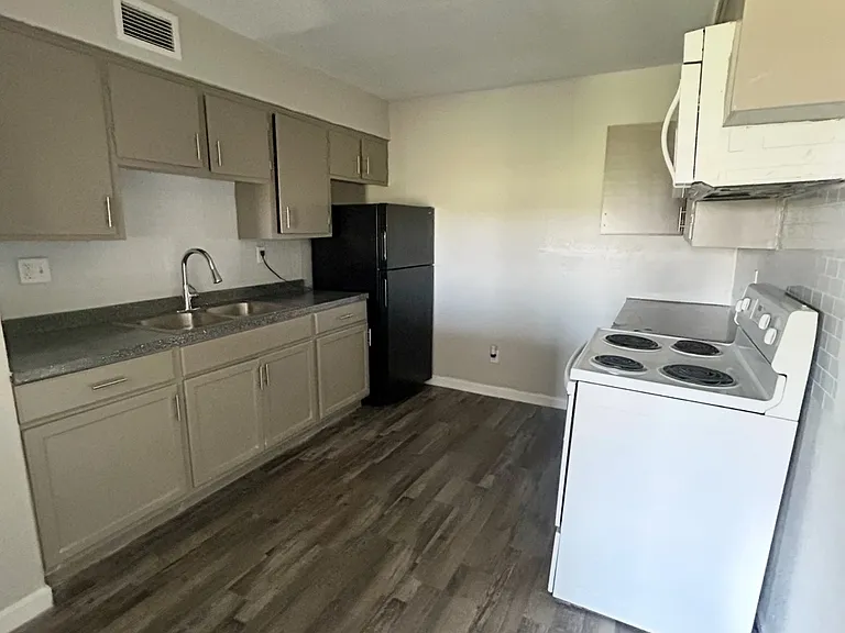 112 Green Point Dr #2 — Photo 3