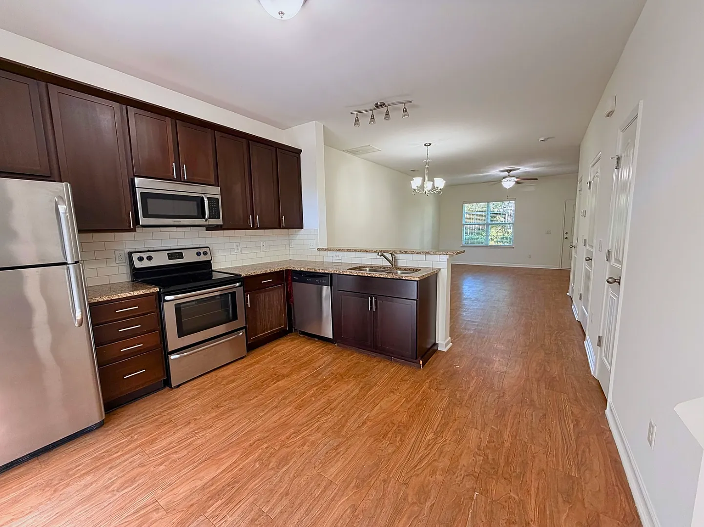 208 Jordan Ln — Photo 1