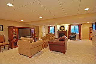 5th image of 3325 Aurora Dr