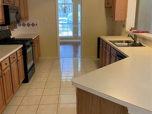5th image of 1048 Hampshire Ln