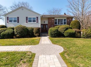 2 Pondview Ln, New Rochelle, NY 10804