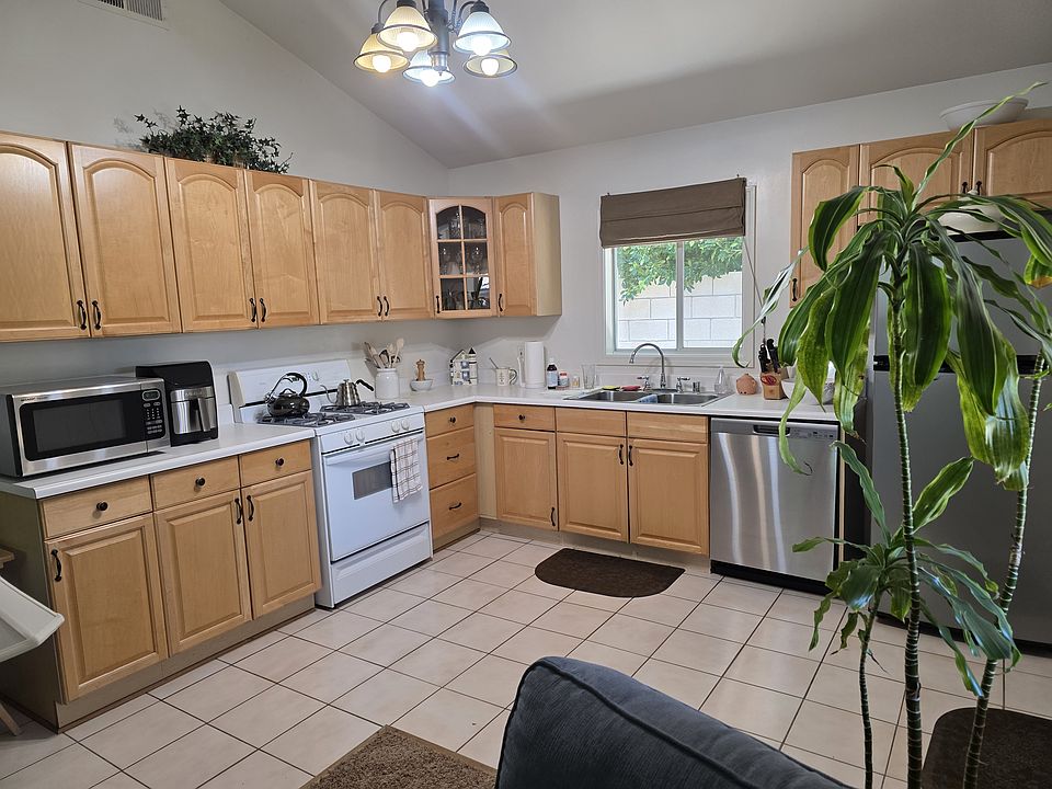 2nd image of 22965 Oxnard St #1/2