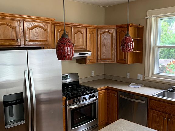 3rd image of 842 E 5th St