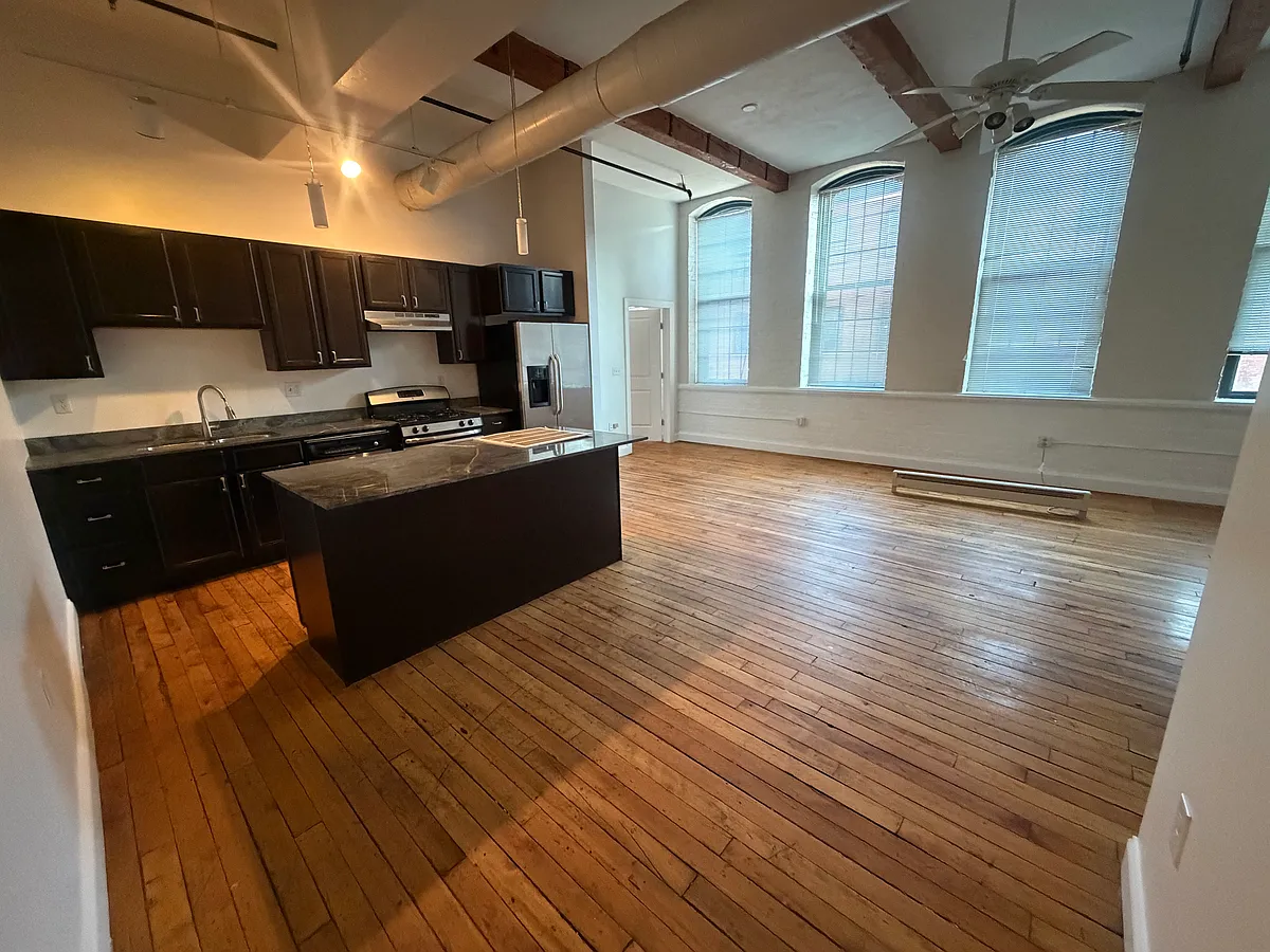 Building Photo - 501 Roosevelt Ave #207