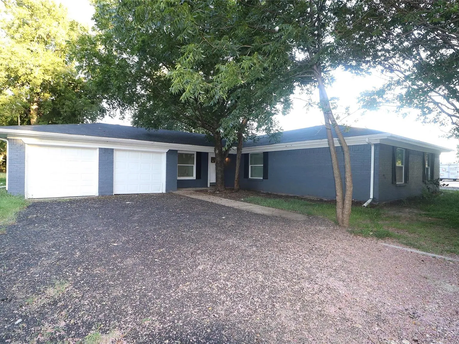 4 bed, 2.0 bath, 2000 sqft, $797 — Photo 2