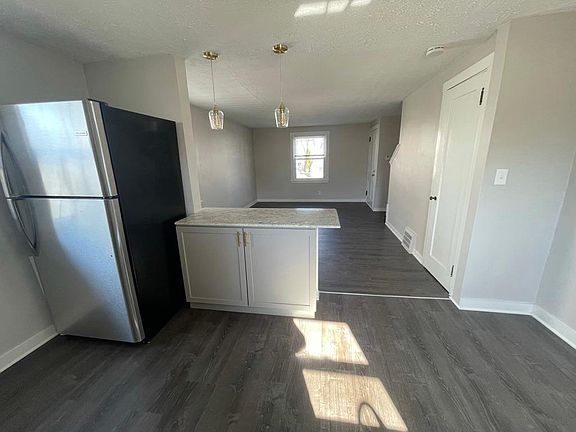 5th image of 122 Henderson Ave