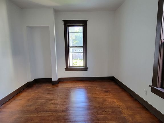 4th image of 902 Washington St
