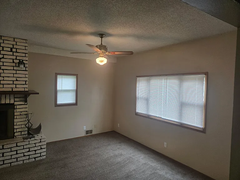 1013 Broadway St — Photo 4