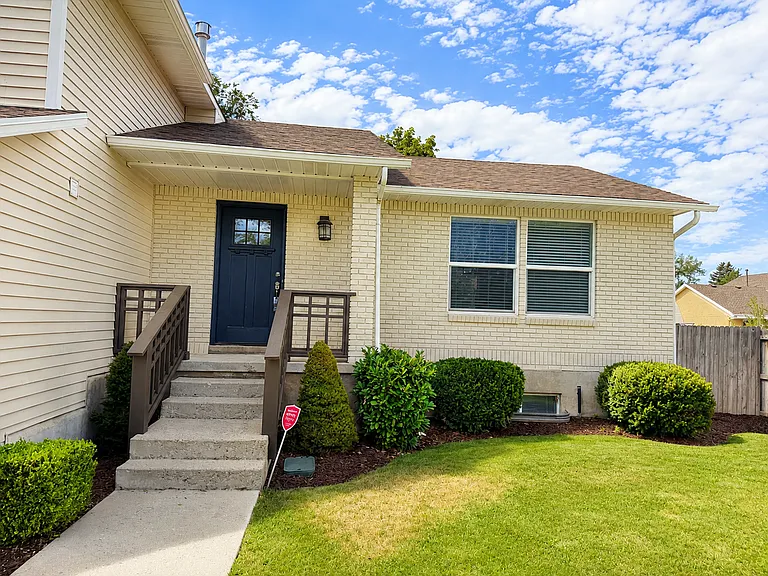 1564 E Hidden Valley Dr — Photo 3