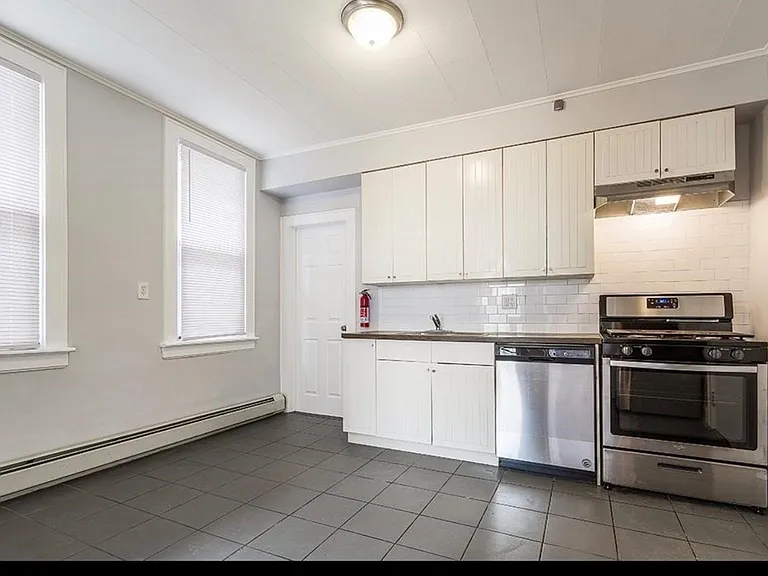 81 E 24th St #2 — Photo 8