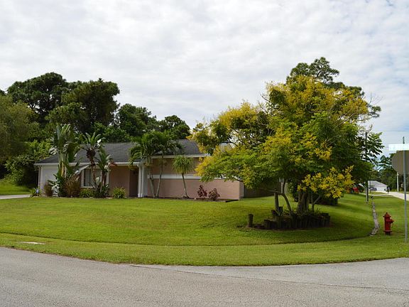 2nd image of 402 SE Whitmore Dr
