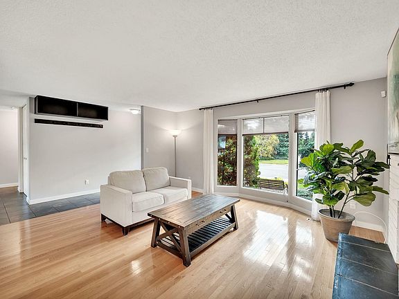5th image of 10916 32nd Ave NW