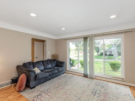 4th image of 21461 Westhampton St