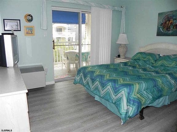 3rd image of 928 Wesley Ave APT 208
