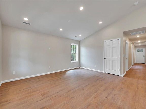 5th image of 2122 Colgate St NE