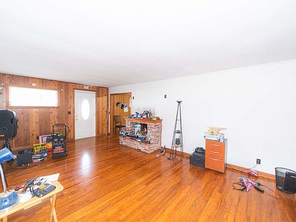 3rd image of 2537 SW Main Blvd