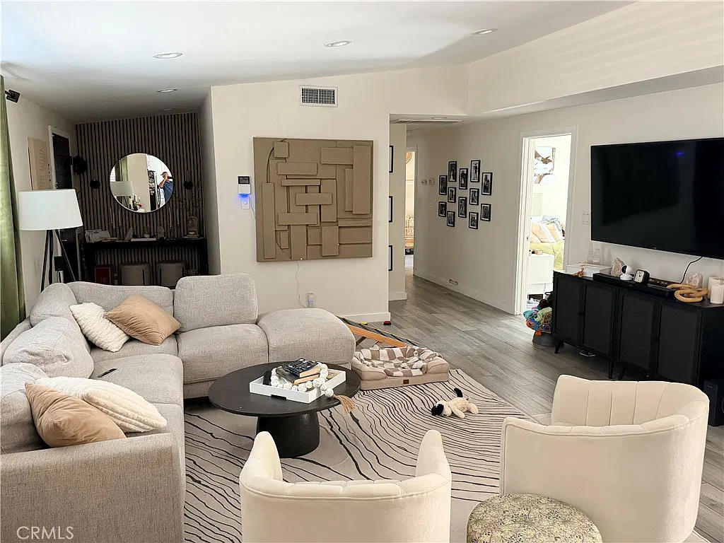 3 bed, 1300 sqft, $4,395 — Photo 3