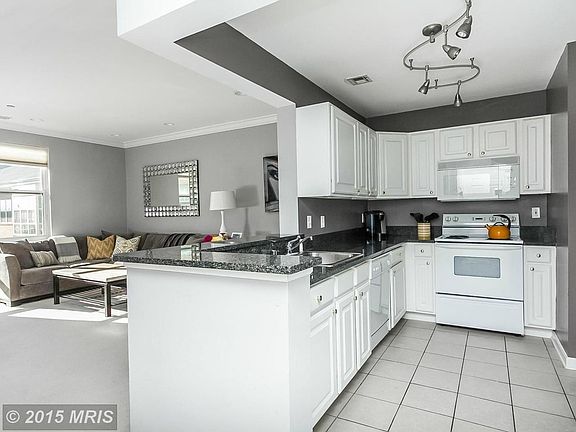 Open Kitchen w/ breakfast bar