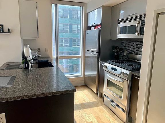 4th image of 350 W 42nd St APT 27F