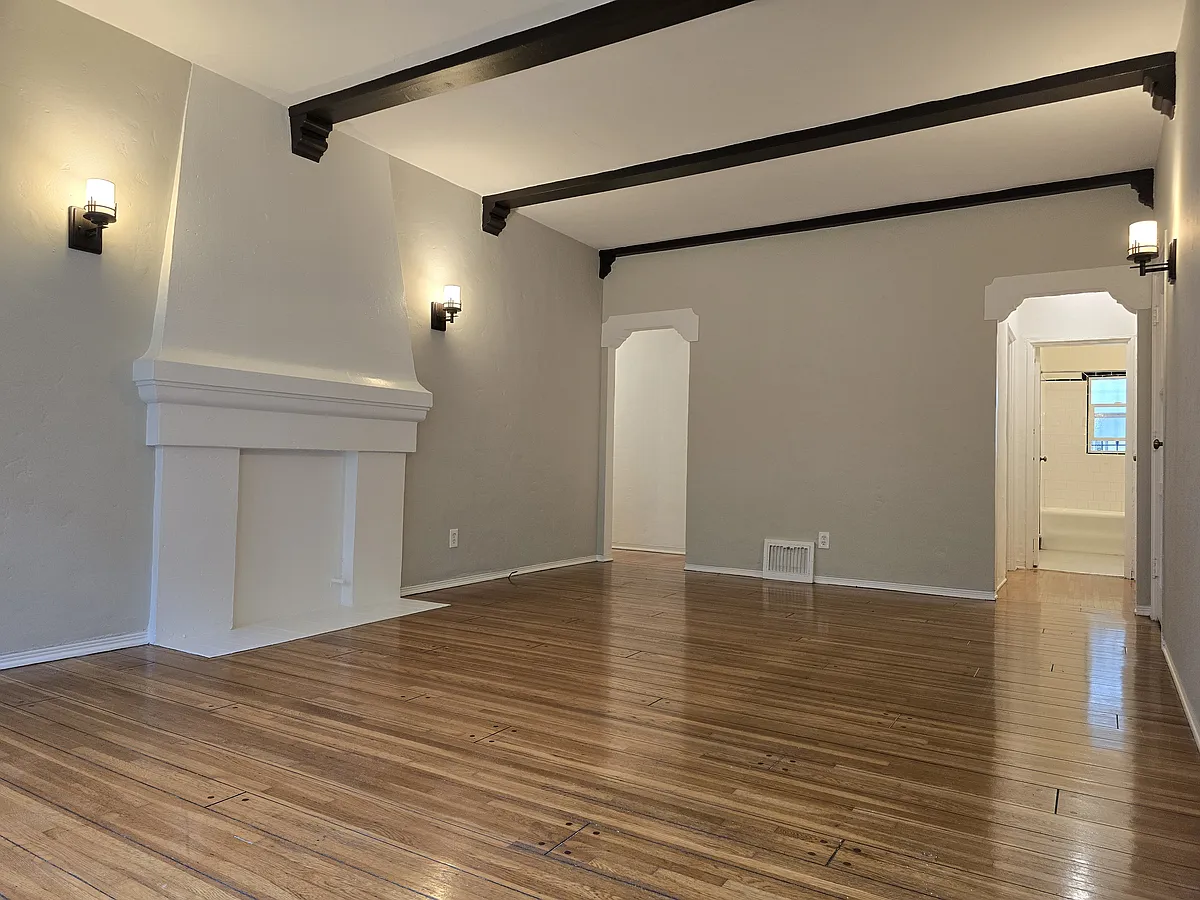 Building Photo - 650 S Cloverdale Ave #8