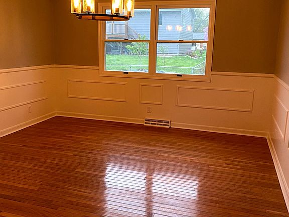 Large dining room with wains coating, modern, dimmable lighting.