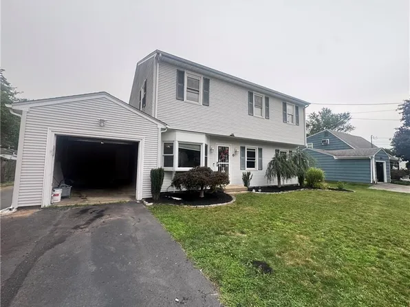 42 Locust Glen Dr, Cranston, RI 02921