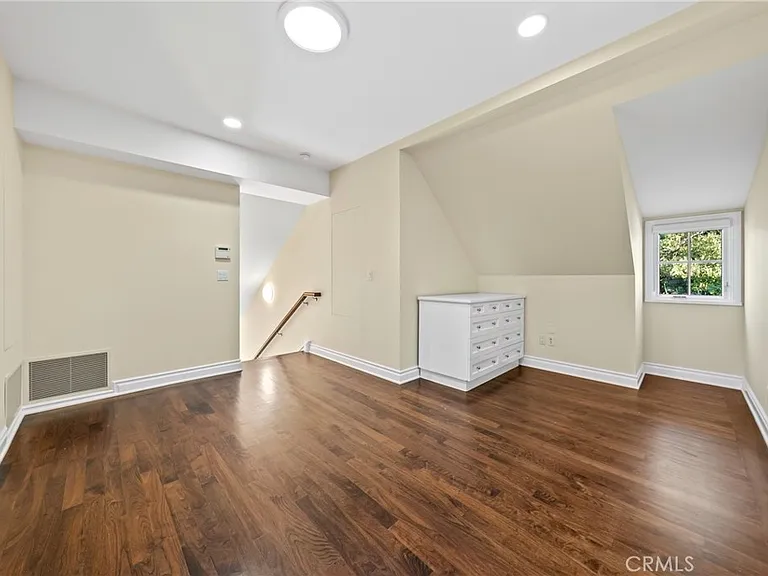 1049 Oak Grove Pl — Photo 36