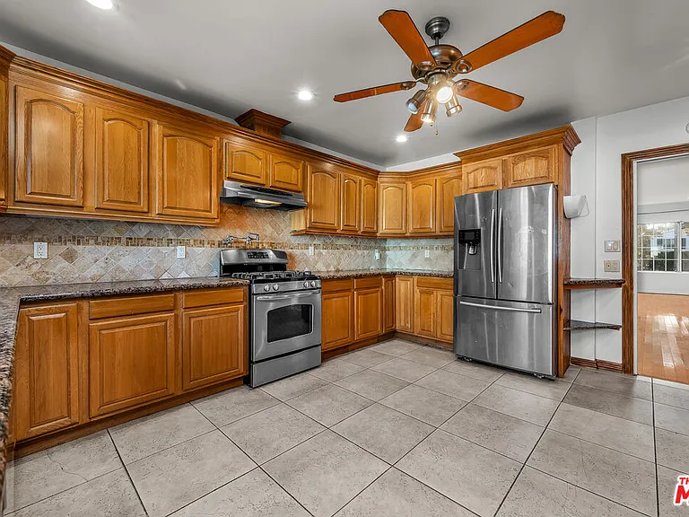 922 S Bundy Dr — Photo 8