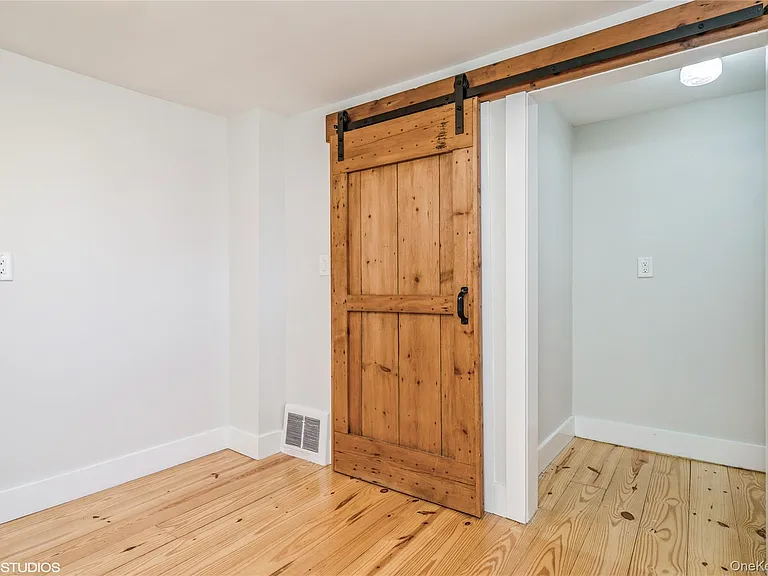 1392 Kings Hwy — Photo 9