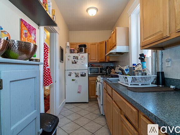 4th image of 16 Fuller St #8