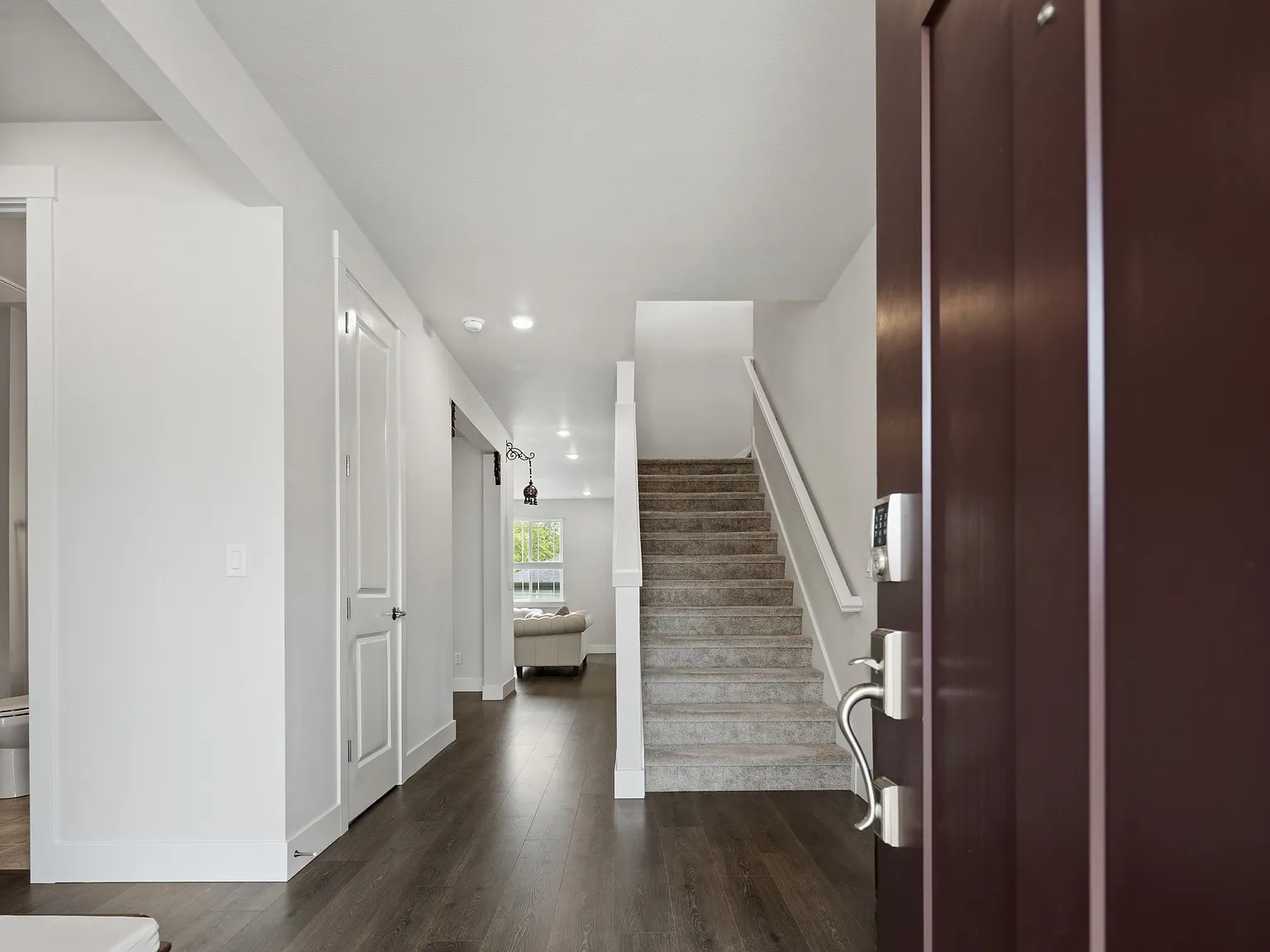 6 bed, 4043 sqft, $3,995 — Photo 4