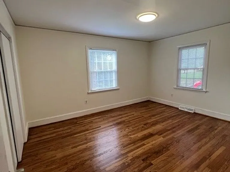 3 Bedroom 1.5 Bath Home Family Room, Living Room and Dining Room! - Eastside of Greenville — Photo 9
