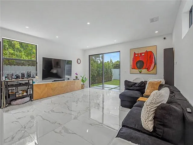 4 bed, 4.5 bath, $7,000 — Photo 2