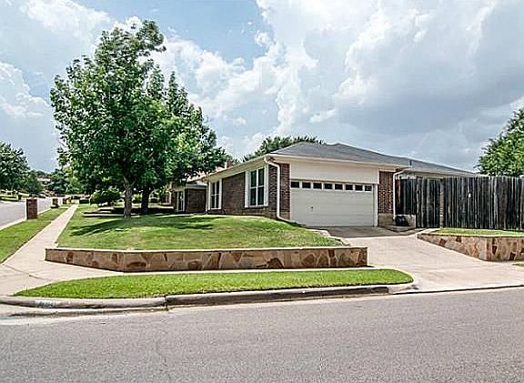 3rd image of 900 Rosewood Ct