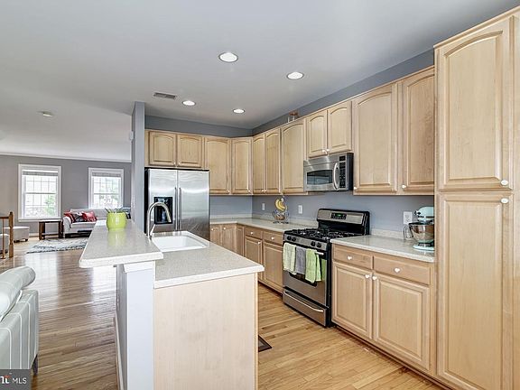 3rd image of 4547 Gossamer Way